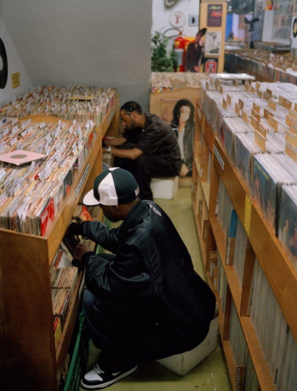 J Dilla e Madlib caçando discos na loja Discomania, São Paulo, em 2005